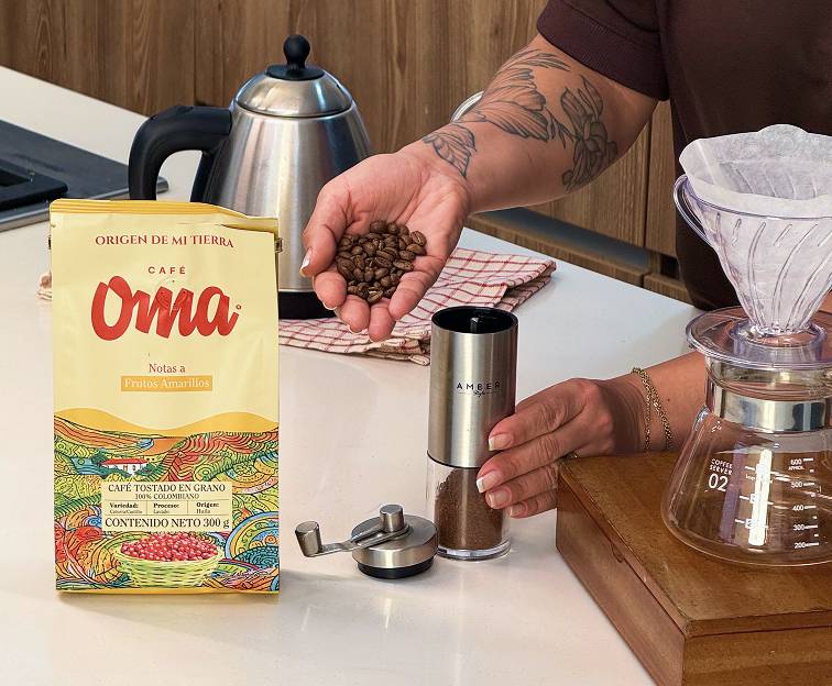 Image Empaque sobre un saco de yute con granos de cafe